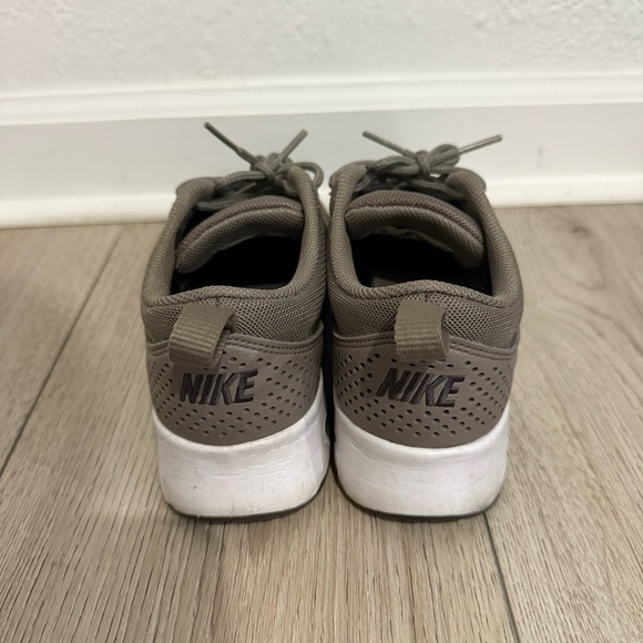 Nike Thea - Picture 2 of 5